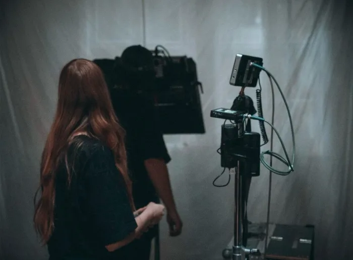Josefin Schäferhoff am Filmset, von hinten, neben Kamera und Monitor
